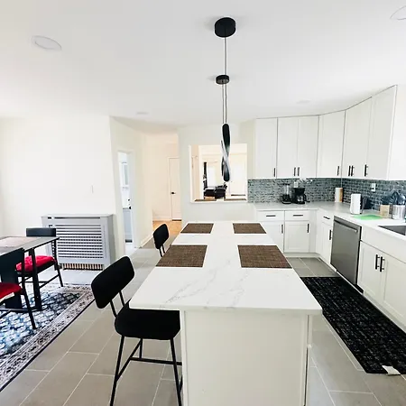 Spacious 4-Bd House With Parking